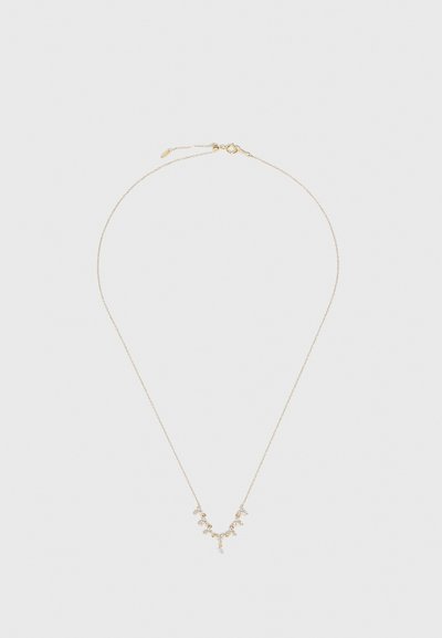 Goldfarbene Halskette mit einer zarten Kette und kleinen, klaren Edelsteinen, die in einem V-förmigen Design angeordnet sind, mit einem Karabinerverschluss.