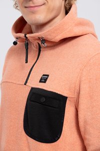 Fleece hættejakke i koralorange med en sort brystlomme. Har en halvlynlås, justerbar snorehals og struktureret stof.