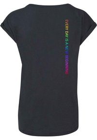 Merchcode HOPE RAINBOW EXTENDED SHOULDER  - Printtipaita - navy