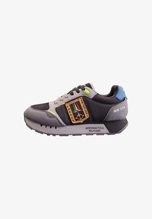Sneaker Aeronautica Militare grigie e nere con accenti gialli e blu e un colorato patch delle Frecce Tricolori sul lato.