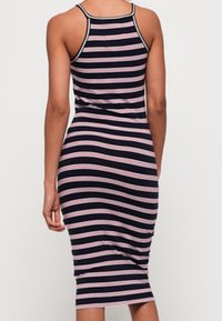 Gestreepte bodycon jurk met horizontale marineblauwe en roze strepen, mouwloos ontwerp en knie-lange zoom met een getailleerde silhouette.