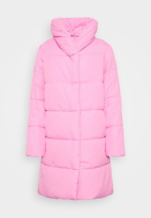 Long manteau matelassé rose avec un col haut rembourré et des manches longues, conçu pour temps froid.
