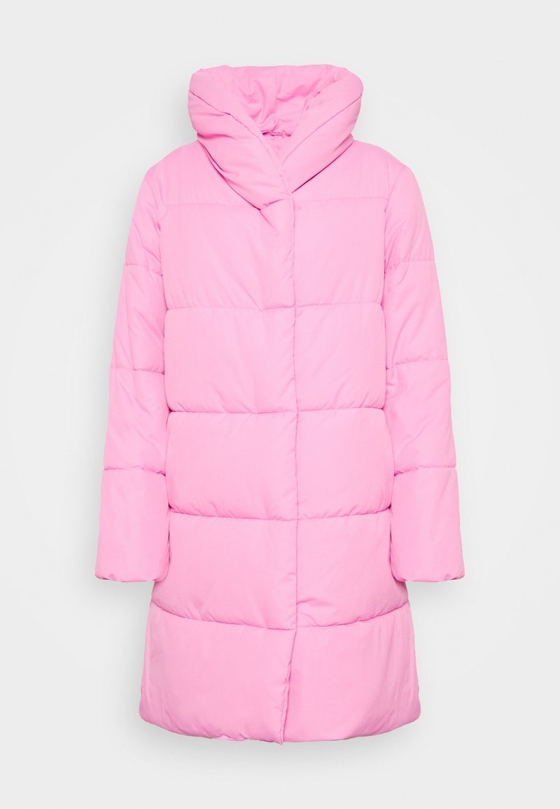 Long manteau matelassé rose avec un col haut rembourré et des manches longues, conçu pour temps froid.
