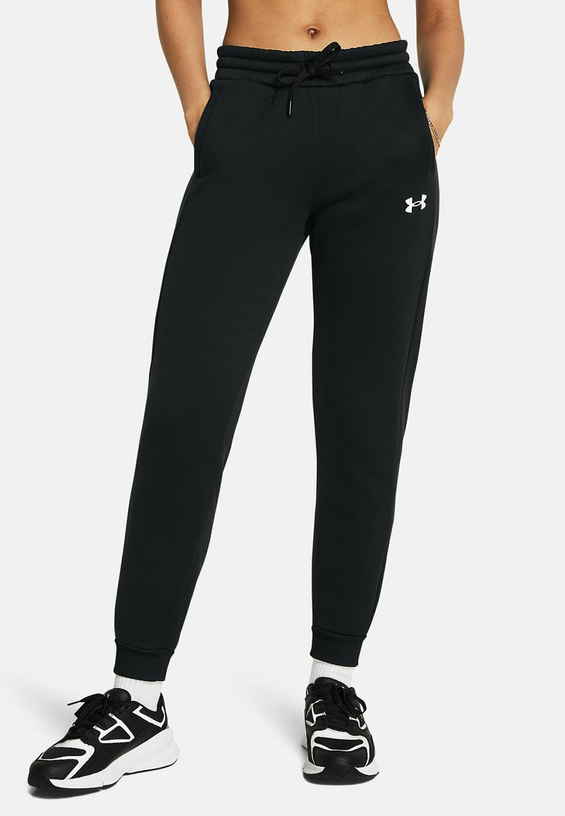 Zwarte joggingbroek met een elastische tailleband, trekkoord, zijzakken en een klein wit logo op het linkerbeen, gemaakt van zachte stof.