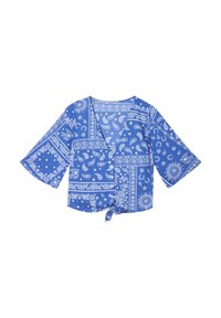Blouse bleue avec des motifs paisley blancs, présentant des manches larges et un détail en nœud noué au bas. Tissu léger avec une texture lisse.