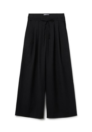 Pantalones de pierna ancha negros con cintura ajustable mediante cordón, que presentan finas rayas y un tejido texturizado. Bolsillos huecos a ambos lados.