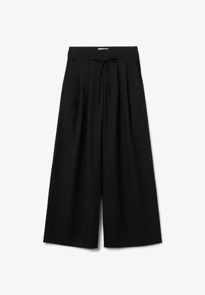 Pantaloni neri a gamba larga con vita a coulisse, caratterizzati da sottili righe verticali e un tessuto texturizzato. Tasche vuote su entrambi i lati.