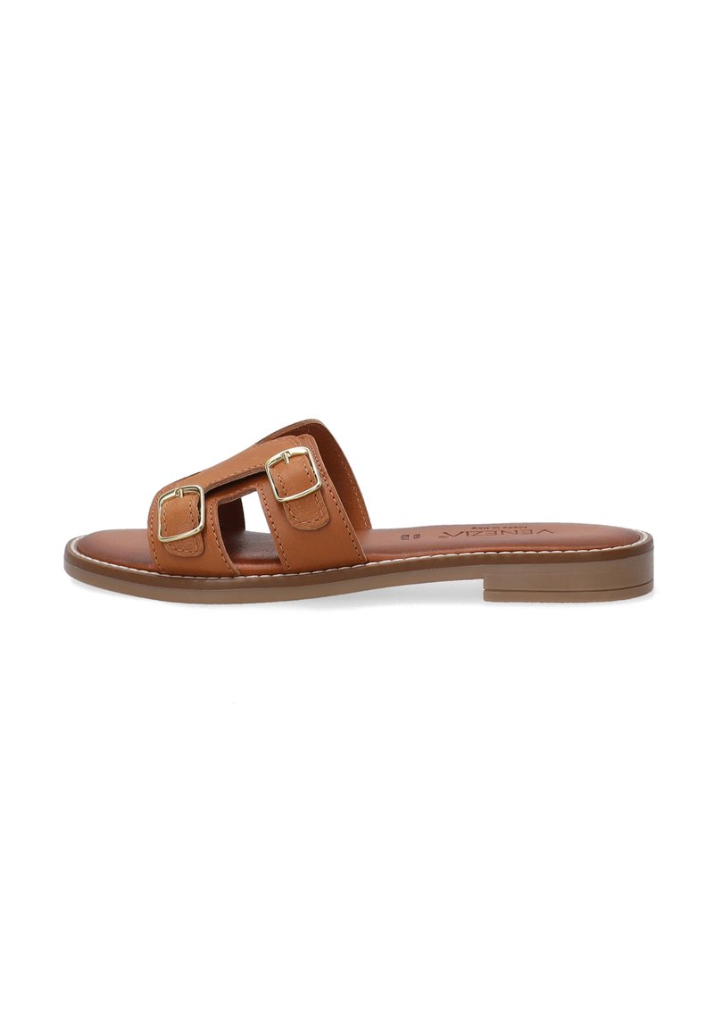 Brune lædersandal med glid, der har to firkantede spænder, flad sål og et minimalistisk design med en glat tekstur. Ideel til afslappet brug.