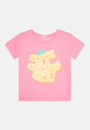 Rosa T-Shirt mit kurzen Ärmeln aus weichem Stoff, mit glitzerndem gelbem Text "COOL WIE EINE GURKE!" und hellgrünem Blattform-Detail.