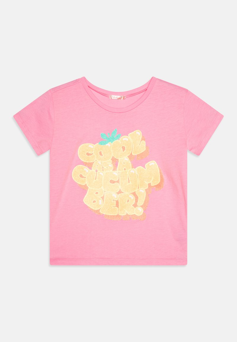 Ροζ κοντομάνικο μπλουζάκι φτιαγμένο από μαλακό ύφασμα με γυαλιστερό κίτρινο κείμενο που γράφει "ΚΡΥΟΣ ΣΑΝ ΑΓΓΟΥΡΙ!" και λεπτομέρεια από ανοιχτό πράσινο φύλλο.