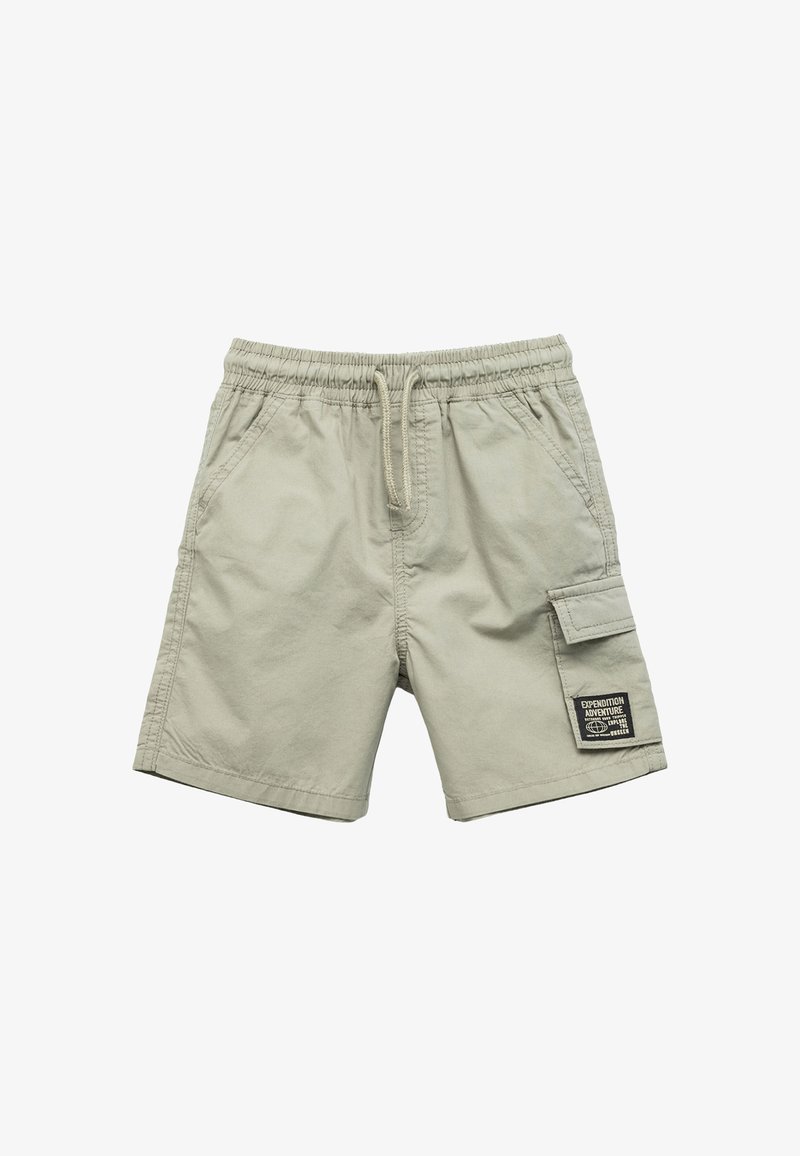 Shorts cargo beiges en coton, avec une taille élastique à cordon de serrage, des poches latérales et un patch sur la jambe gauche.