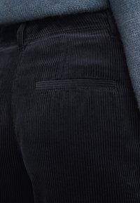 Marc O'Polo PANTS STRAIGHT LEG CROPPED LENGTH WELT POCKET - Auduma bikses - deep blue sea