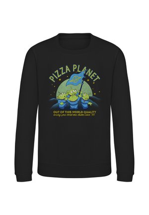 Sort sweatshirt med tre grønne rumvæsener, der holder et blåt flag, teksten lyder "Pizza Planet" og "Out of this world quality since '95."