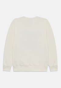 Lys beige genser med rund hals og lange ermer, med ribbestrikkede mansjetter og liv, i en glatt tekstur uten synlige grafikker eller mønstre.