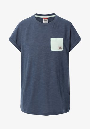 Granatowy T-shirt z krótkim rękawem, podwiniętymi mankietami i jasnoniebieską kieszenią na piersi z logo The North Face.