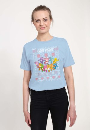 Lyseblå kortærmet t-shirt med et farverigt Care Bears grafiktryk, der viser flere bjørnekarakterer i forskellige farver.