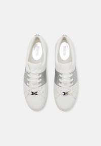 Sneakers bianchi con una striscia di glitter grigio al centro, dotati di chiusura con lacci e un piccolo logo sul lato. Esterno in pelle liscia.
