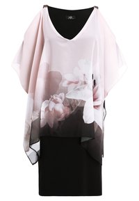 Abito nero con sovrapposizione floreale trasparente rosa chiaro, caratterizzato da grandi fiori morbidi e maniche ampie e fluide.