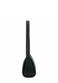 Bolso de hombro de cuero negro con una forma triangular estructurada y una superficie texturizada. Presenta una correa plana para llevarlo.