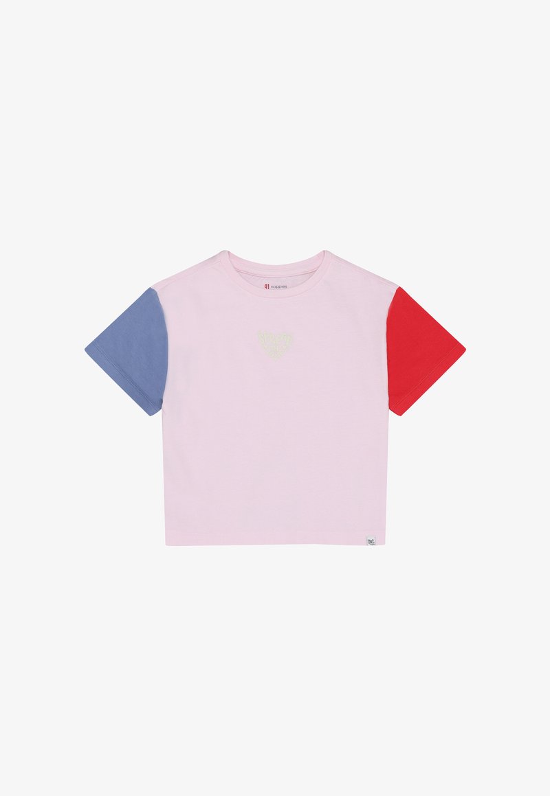 Het katoenen crop-top t-shirt heeft een roze lijfje, een blauwe linkermouw, een rode rechtermouw en een lichtgroene hartgrafiek met de tekst "Spread the Love" op de borst.