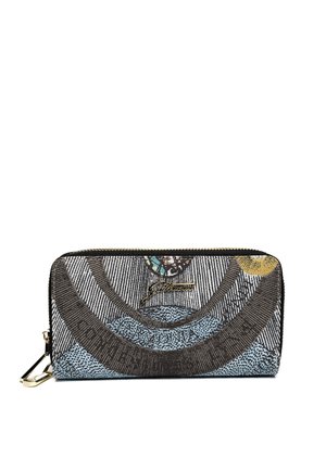 Portafoglio con motivi astratti neri, blu e gialli, cerniera dorata e logo corsivo dorato sul davanti, su sfondo bianco.