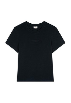 Camiseta de algodón negra de manga corta, con cuello redondo y sutil texto en relieve en el frontal. Textura suave y ajuste estándar.