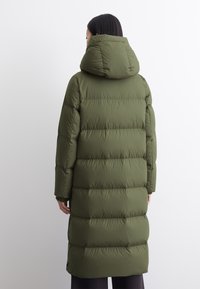 Marc O'Polo PUFFER COAT WITH HOOD SIDE SLITS WITH ZIPPER WELT POCKETS BACKPACK BELTS - Sulemantel - olive crop
