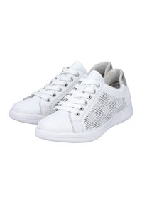 Baskets blanches avec une tige en cuir texturé, des panneaux latéraux perforés et des lacets plats. Semelle légère et accents métalliques discrets au niveau du talon.