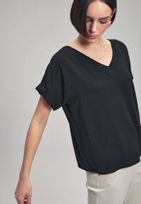 adL SHORT SLEEVES V NECK  - T-shirt basic - black