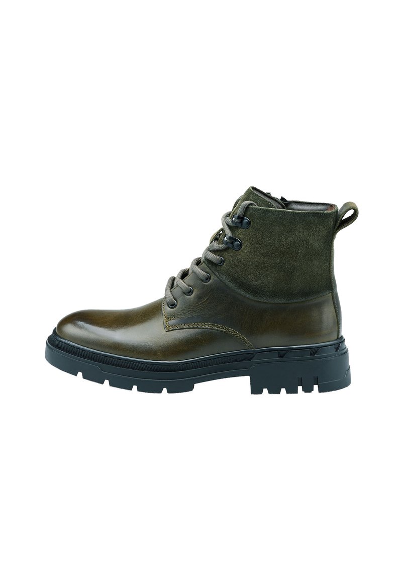 Stivali alla caviglia in pelle verde con accenti in suede, occhielli in metallo, colletto imbottito e suola in gomma nera spessa per una maggiore trazione.