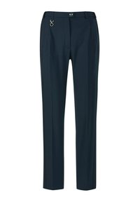Marineblauwe broek van gladde stof, met een frontale plooi, zijzakken en een opvallende metalen accent op de tailleband.