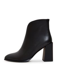 Black ankle boot made of smooth leather, featuring a pointed toe and a chunky square heel for stability. Clean lines with no visible fasteners.