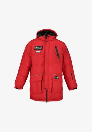 Rød polstret jakke med hætte, flere lommer, sorte lynlåsdetaljer og mærke-patches. Fremstillet af slidstærkt materiale med en kviltet tekstur.