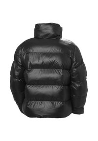 Černá péřová bunda, lesklý syntetický materiál, oversized střih, horizontální prošívaný vzor, vysoký límec, bez viditelných kovových prvků či akcentů.