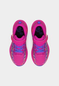 Φωτεινά ροζ παιδικά αθλητικά παπούτσια με μοβ κορδόνια και λεπτομέρειες, πολύχρωμα σχέδια με στίγματα και λουράκια με βέλκρο σε λευκό φόντο.