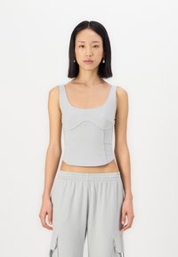 Grå cropped tank topp med rund hals, formede sømmer, tekstil med struktur, kombinert med matchende grå bukser med elastisk midje.