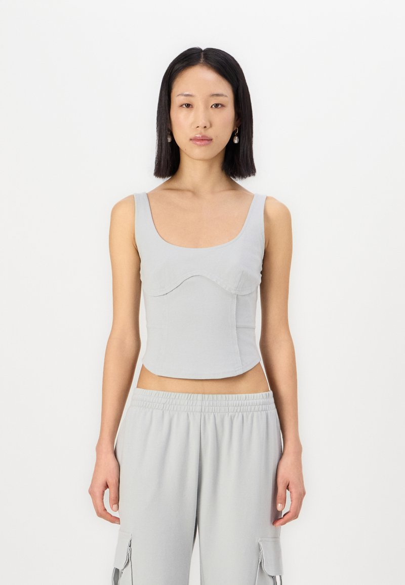 Grå cropped tank topp med rund hals, formede sømmer, tekstil med struktur, kombinert med matchende grå bukser med elastisk midje.
