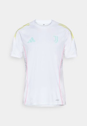 Camiseta blanca de manga corta, con franjas de color azul claro y amarillo en los hombros, costuras laterales rosas y el logo de la Juventus.