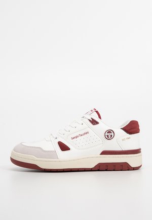 Baskets Sergio Tacchini blanches et rouges avec semelle beige, logos latéraux de marque et col de talon rembourré rouge, vues de profil droit.