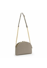 Borsa a tracolla in pelle grigia con forma arrotondata, tracolla in catena dorata, chiusura con zip e superficie texture. Dimensioni compatte per versatilità.