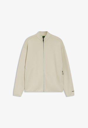 Giacca beige con zip, collo rialzato, due tasche laterali con zip e logo "BOSS" sul polsino della manica sinistra.