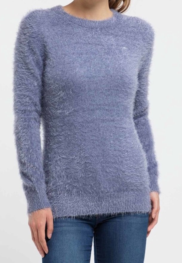 Ljuslila, fluffig tröja med lång ärm och rund halsringning. Texturerat material, något lös passform, matchad med mörkblå jeans.