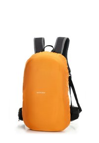 Sac à dos orange avec un extérieur lisse et imperméable, doté de bretelles noires rembourrées et d'un design épuré et minimaliste.