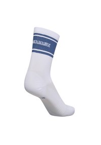 Calcetines de algodón blancos con rayas azules y logotipo en el puño; textura suave; altura de tobillo; lavables a máquina; aptos para uso informal.