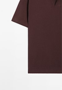 Polo a maniche corte marrone scuro, in tessuto testurizzato, design con scollo a V, con polsini e orlo a coste, caratterizzato da un delicato motivo tessuto.