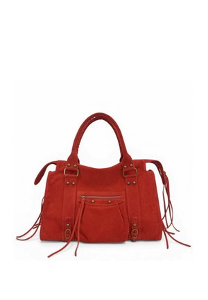 Sac à main en daim rouge avec deux poignées, poche avant zippée, boucles décoratives et longues pampilles latérales sur fond blanc.