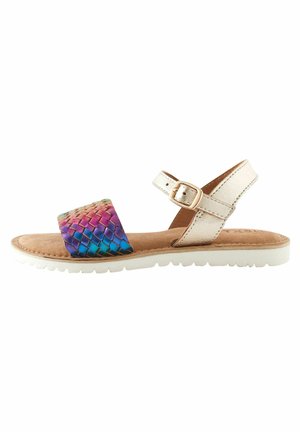 Platte sandalen met een brede, geweven multi-kleurige band met een metallic glans en een beige enkelband met een gesp. Witte rubberen zool.