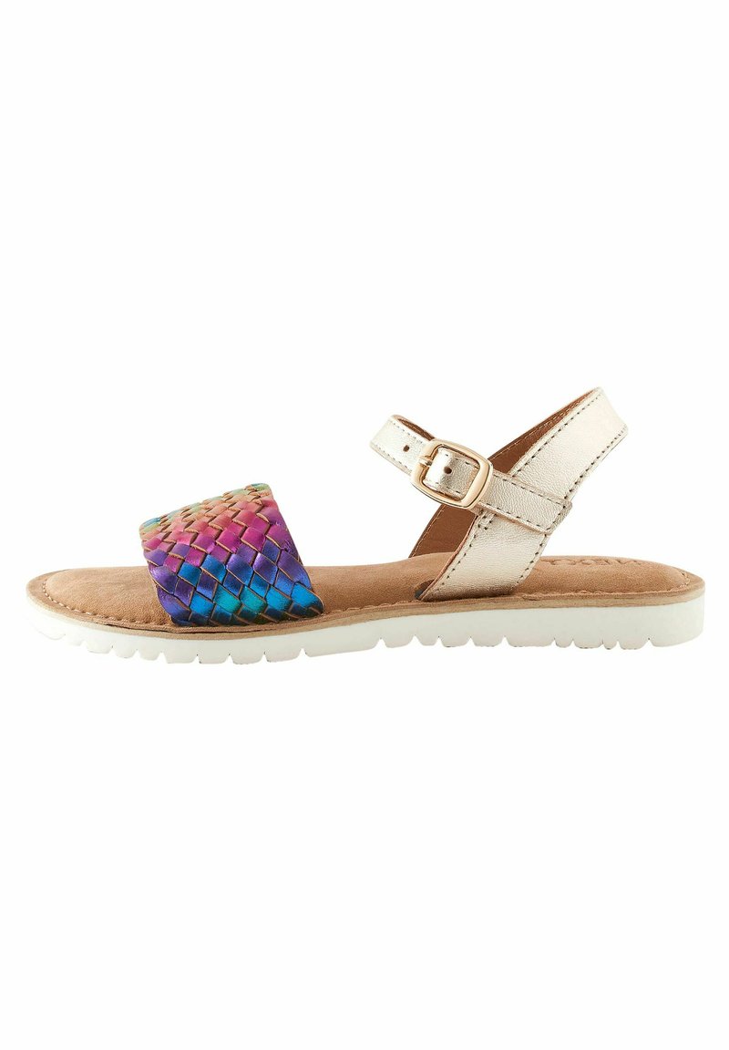 Platta sandaler med ett brett, vävt, flerfärgat band med metallisk lyster och ett beige ankelskaft med spänne. Vit gummisula.