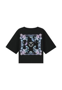 Zwarte oversized t-shirt met een bloemenpatroon in pasteltinten, omlijst met een decoratieve rand en een centraal logo. Korte mouwen.