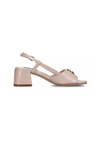 Sandalo slingback beige con un ampio tacco basso, design con punta aperta, parte superiore in ecopelle testurizzata e decorazione in oro.